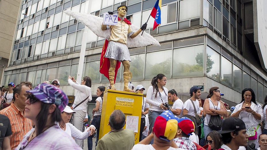 Milhares de manifestantes participam de um protesto convocado pelo líder da oposição venezuelana Leopoldo Lopez, em Caracas - (18/02/2014)
