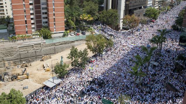 Milhares de manifestantes participam de um protesto convocado pelo líder da oposição venezuelana Leopoldo Lopez, em Caracas - (18/02/2014)