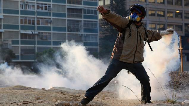 Manifestantes da oposição entraram em confronto com a polícia durante protesto contra o governo do presidente Nicolás Maduro, em Caracas - (05/03/2014)