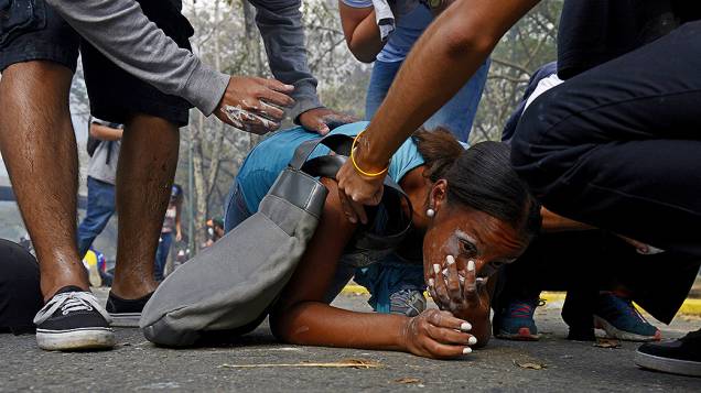 Estudantes venezuelanos entraram em confronto com a polícia durante protesto contra o governo do presidente Nicolás Maduro, em Caracas - (12/03/2014)