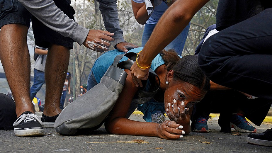 Estudantes venezuelanos entraram em confronto com a polícia durante protesto contra o governo do presidente Nicolás Maduro, em Caracas - (12/03/2014)