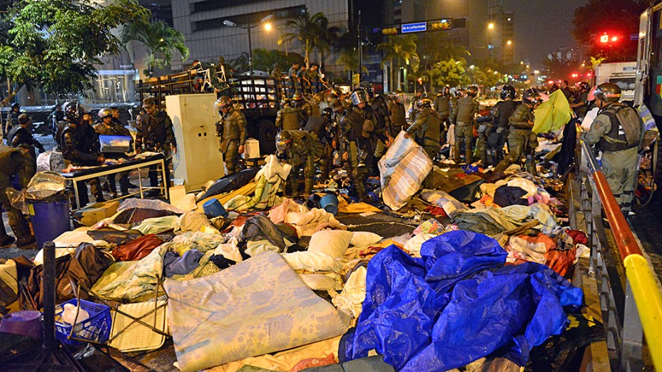 Membros da Guarda Nacional desmantelam acampamento de estudantes em frente à sede da ONU, em Caracas