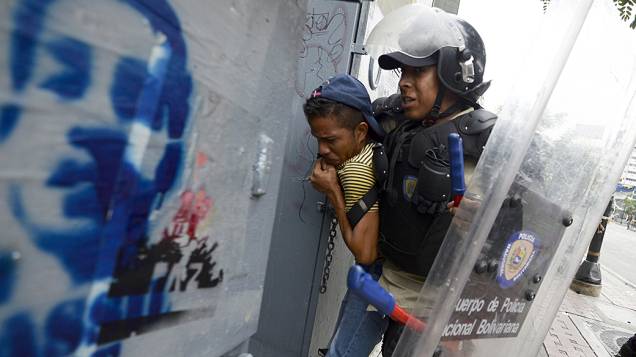 Estudante é detido pela Guarda Nacional Venezuelana durante protesto anti-governo em Caracas