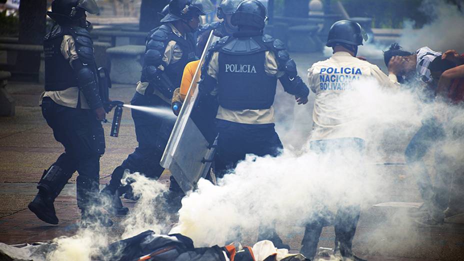 Polícia entra em confronto com estudantes durante protesto contra o governo de Nicolás Maduro, depois que autoridades venezuelanas destruíram um acampamento de manifestantes em Caracas