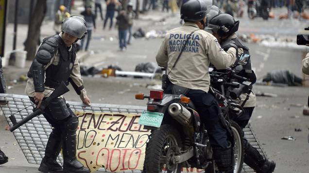 Polícia entra em confronto com estudantes durante protesto contra o governo de Nicolás Maduro, depois que autoridades venezuelanas destruíram um acampamento de manifestantes em Caracas