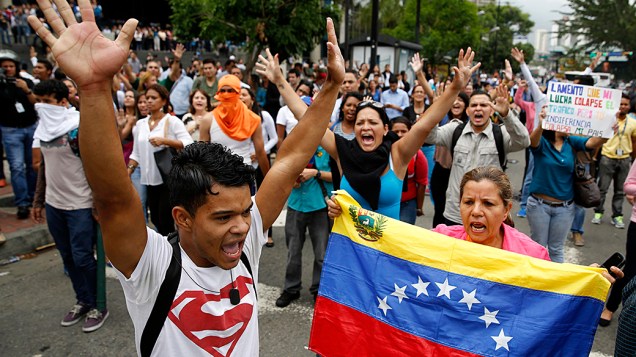 Manifestantes anti-governo protestam após a destruição de um acampamento por autoridades venezuelanas em Caracas