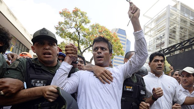 Leopoldo Lopez, um dos líder da oposição ao governo de Nicolás Maduro, é escoltado pela Guarda Nacional depois de se entregar, durante uma manifestação em Caracas
