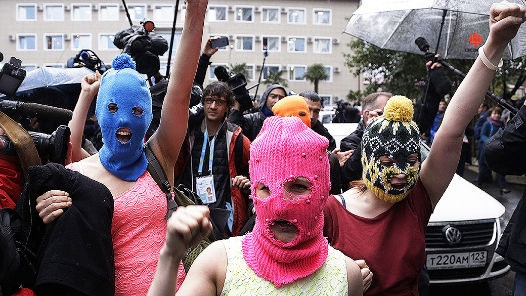 Integrantes do grupo Pussy Riot são libertadas após terem sido detidas em Sochi, durante os Jogos Olímpicos de Inverno