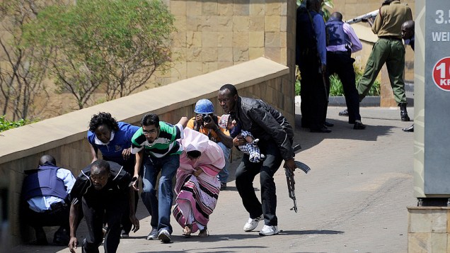 Civis deixam o shopping no Quênia, onde um tiroteio deixou dezenas de mortos feridos