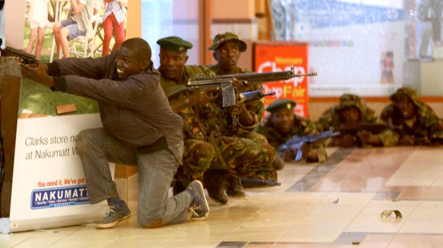 Policiais e soldados procuram pelos homens que efetuaram disparos contra civis em um shopping em Nairóbi, no Quênia