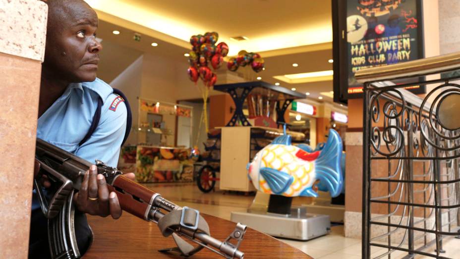 Policias procuram homens que atiraram contra dezenas de pessoas em um shopping em Nairóbi, no Quênia. Dezenas de pessoas morreram e ficaram feridas