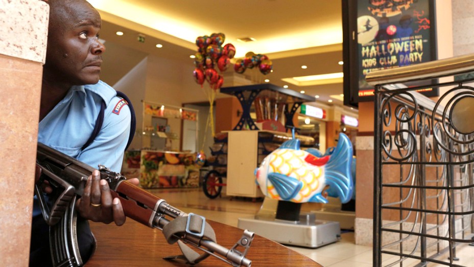 Policias procuram homens que atiraram contra dezenas de pessoas em um shopping em Nairóbi, no Quênia. Dezenas de pessoas morreram e ficaram feridas