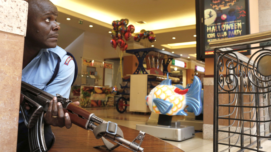 Policias procuram homens que atiraram contra dezenas de pessoas em um shopping em Nairobi, no Quênia. Dezenas de pessoas morreram e ficaram feridas