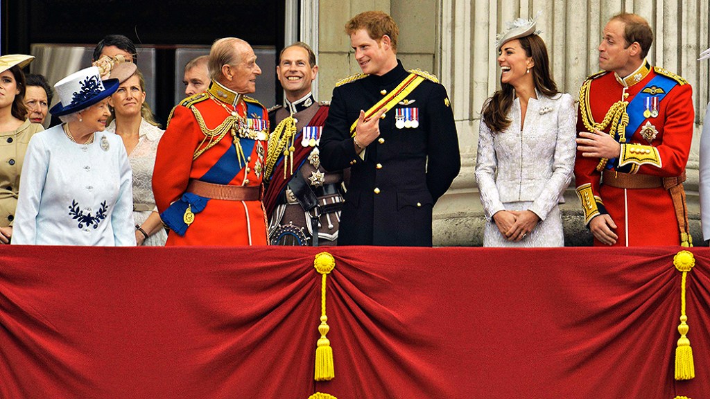 Família real apareceu na sacada do Palácio de Buckingham, com exceção do príncipe George