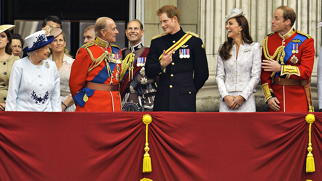 Família real apareceu na sacada do Palácio de Buckingham, com exceção do príncipe George
