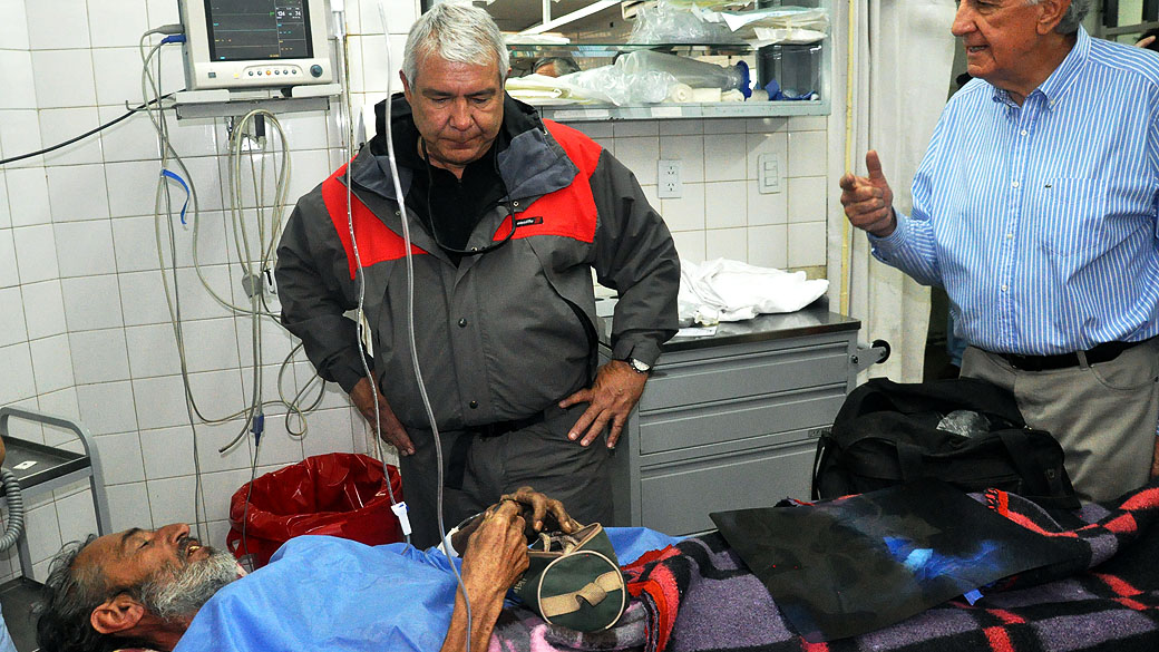 Uruguaio Gómez Cincunegui (deitado) recebe tratamento em um hospital de San Juan após ser resgatado