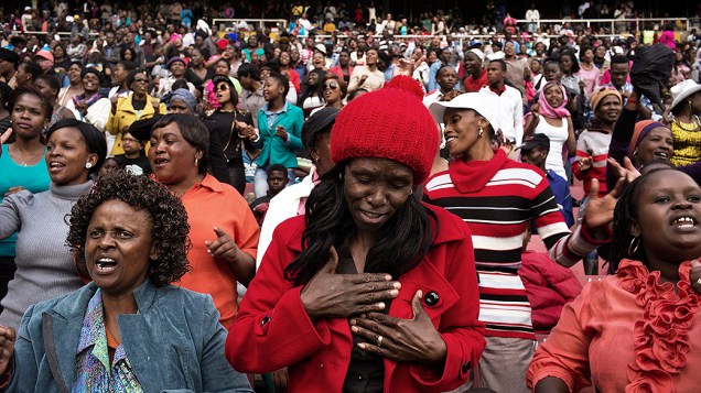 Sul-africanos lotam o Estádio Ellis Park em JohannesburgoSanta