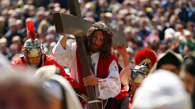 Ator interpreta Jesus Cristo na Sexta-feira Santa durante procissão no Santuário Kalwaria Zebrzydowska, na Polônia