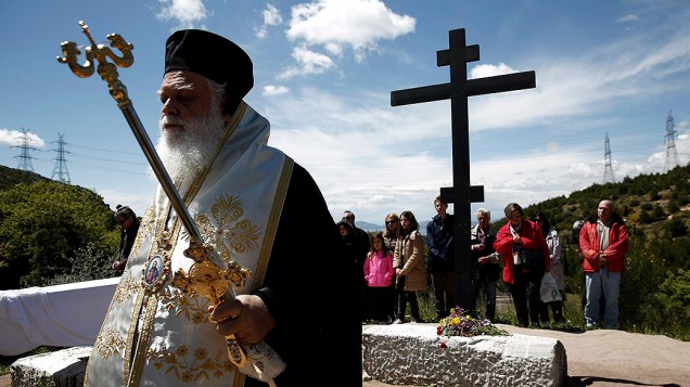 Fieis ortodoxos durante procissão de encenação da Sexta-feira Santa, em Atenas na Grécia