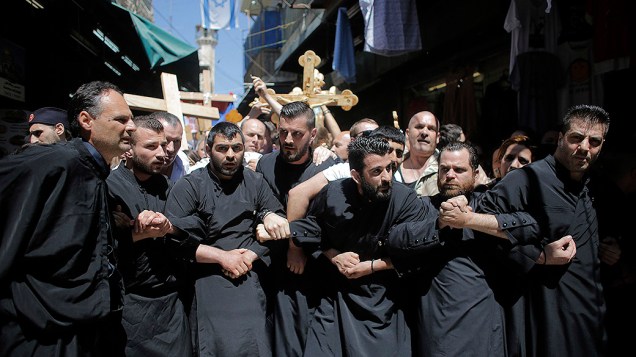 Cristão participam de braços atados na procissão da Sexta-feira Santa, em Jerusalém