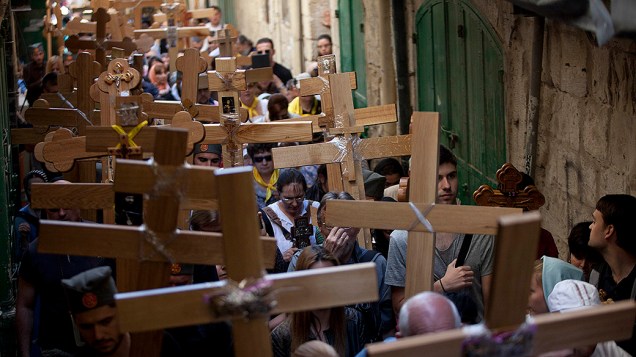 Devotos seguram cruzes durante procissão da Sexta-feira Santa em Jerusalém. Milhares de católicos do mundo todo vieram para a Cidade Sagrada para as celebrações da Semana Santa