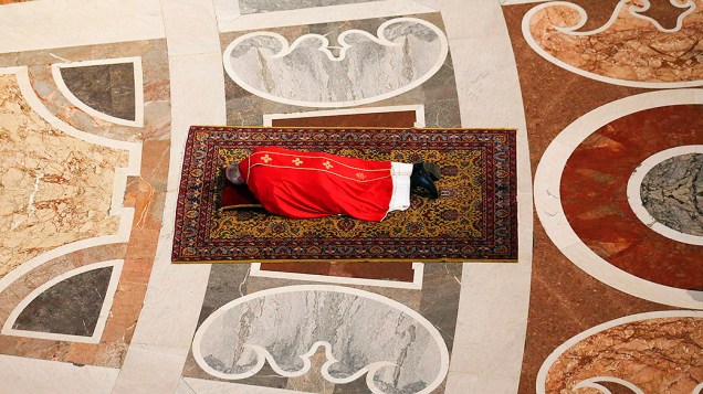 Papa Francisco deita durante oração da Sexta-feira Santa, na Basílica de São Pedro no Vaticano