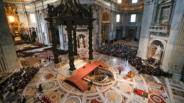 Papa Francisco deita durante oração da Sexta-feira Santa, na Basílica de São Pedro no Vaticano