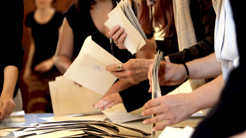 Membros do comitê eleitoral da República Tcheca coletam os votos de uma urna, durante as eleições legislativas no país