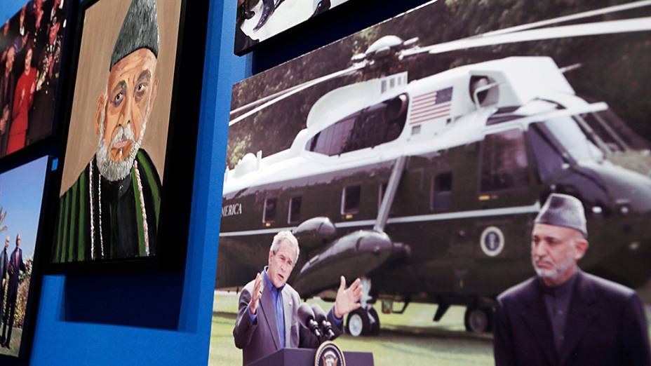 Retrato do presidente afegão, Hamid Karzai, pintado pelo ex-presidente dos Estados Unidos George W. Bush