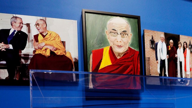 Retrato do líder espiritual tibetano, Dalai Lama, pintado pelo ex-presidente dos Estados Unidos, George W. Bush, parte da exposição "A Arte da Liderança: Diplomacia pessoal de um presidente" exposição na Biblioteca e Museu Presidencial Bush, em Dallas, Texas