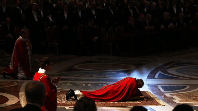 Papa Francisco faz orações onde preside missa papal para a celebração da Paixão do Senhor no interior da Basílica de São Pedro, no Vaticano