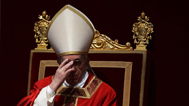 Papa Francisco preside missa papal para a celebração da Paixão do Senhor no interior da Basílica de São Pedro, no Vaticano