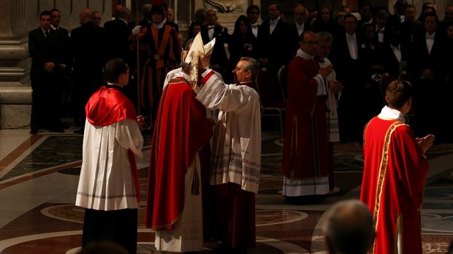 Papa Francisco preside missa papal para a celebração da Paixão do Senhor no interior da Basílica de São Pedro, no Vaticano