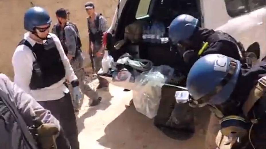 Foto do comitê local de Arbeen mostra inspetor de armas das Nações Unidas durante a coleta de amostras em Zamalka, a leste de Damasco, na Síria