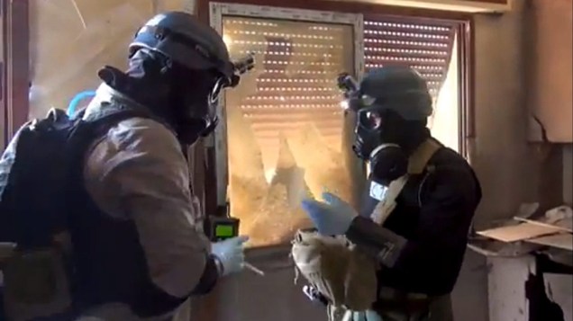 Foto do comitê local de Arbeen mostra inspetor de armas das Nações Unidas durante a coleta de amostras em Zamalka, a leste de Damasco, na Síria