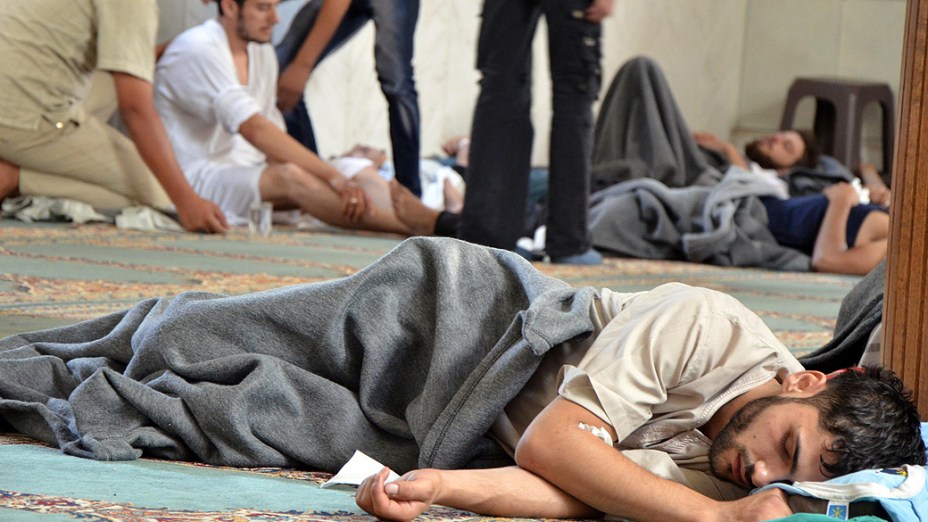 Sobreviventes de um suposto ataque com gás dentro de uma mesquita no bairro Duma em Damasco, ativistas sírios acusaram as forças do presidente Bashar al-Assad do ataque