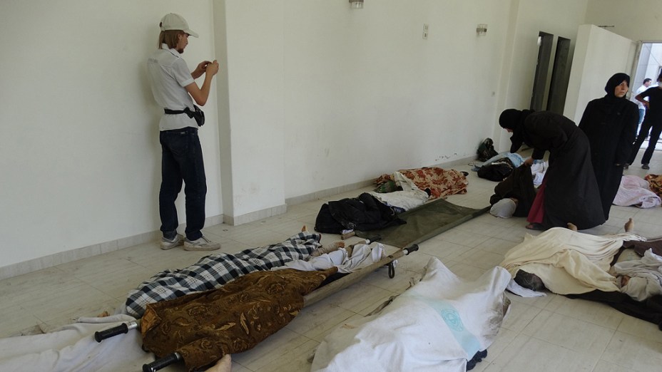 Sobreviventes de um suposto ataque com gás dentro de uma mesquita no bairro Duma em Damasco, ativistas sírios acusaram as forças do presidente Bashar al-Assad do ataque