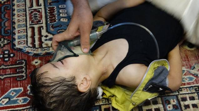 Criança é socorrida após ataque na Síria