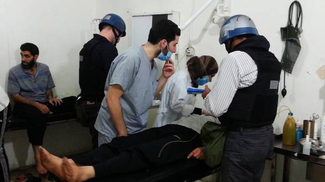 Especialistas em armas químicas da ONU visitam pessoas afetadas pelo suposto ataque com gás, em um hospital no subúrbio de Damasco - (26/08/2013)
