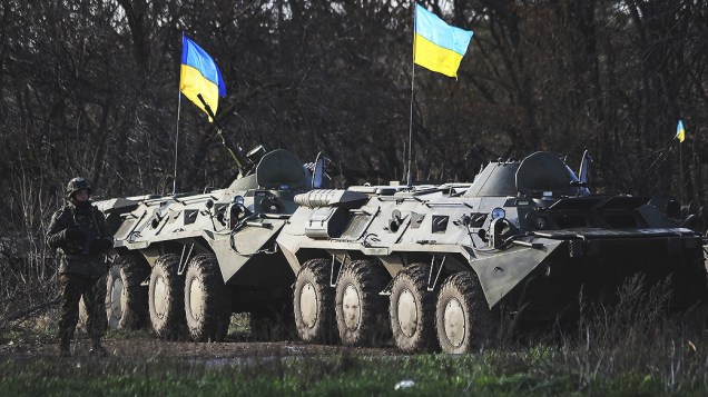 Blindados e soldados ucranianos são enviados para o leste do país