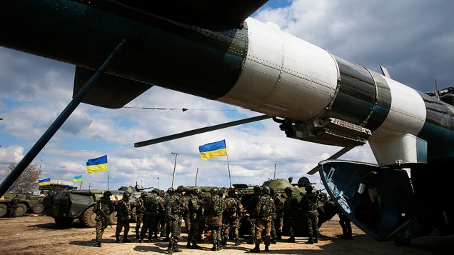 Tropas do Exército ucraniano recebem munições em um campo nos arredores de Izium, ao leste do país