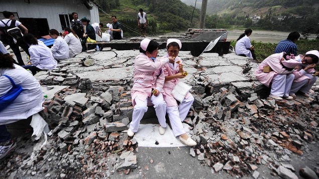 Equipes médicas descansam no local do desastre na província de Sichuan, após o pior terremoto dos últimos três anos, na China