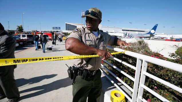 Policial isola área externa aos terminais 2 e 3, após um tiroteio no aeroporto de Los Angeles