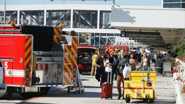 Passageiros deixam terminal 2 do Aeroporto Internacional de Los Angeles, após o tiroteio