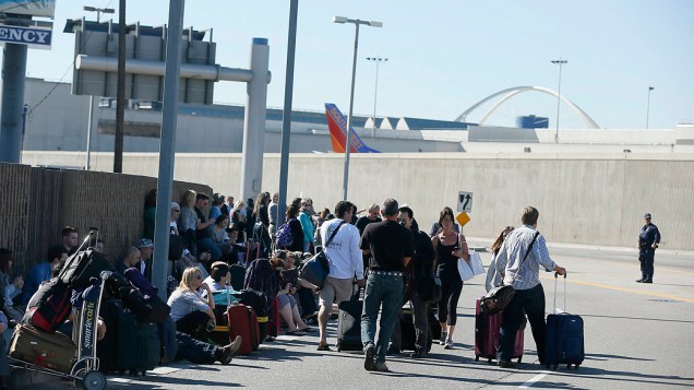 Passageiros deixaram o Aeroporto Internacional de Los Angeles após tiroteio