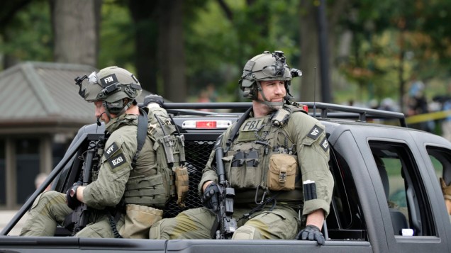 O Capitólio dos EUA, em Washington foi bloqueado por equipes de segurança depois que disparados foram ouvidos do lado de fora do complexo