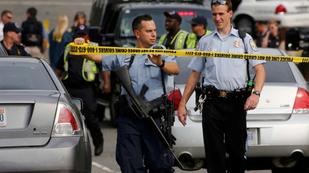 O Capitólio dos EUA, em Washington foi bloqueado por equipes de segurança depois que disparados foram ouvidos do lado de fora do complexo