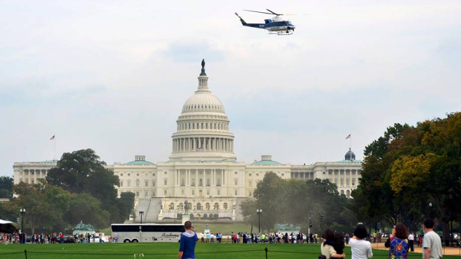 O Capitólio dos EUA, em Washington foi bloqueado por equipes de segurança depois que disparados foram ouvidos do lado de fora do complexo