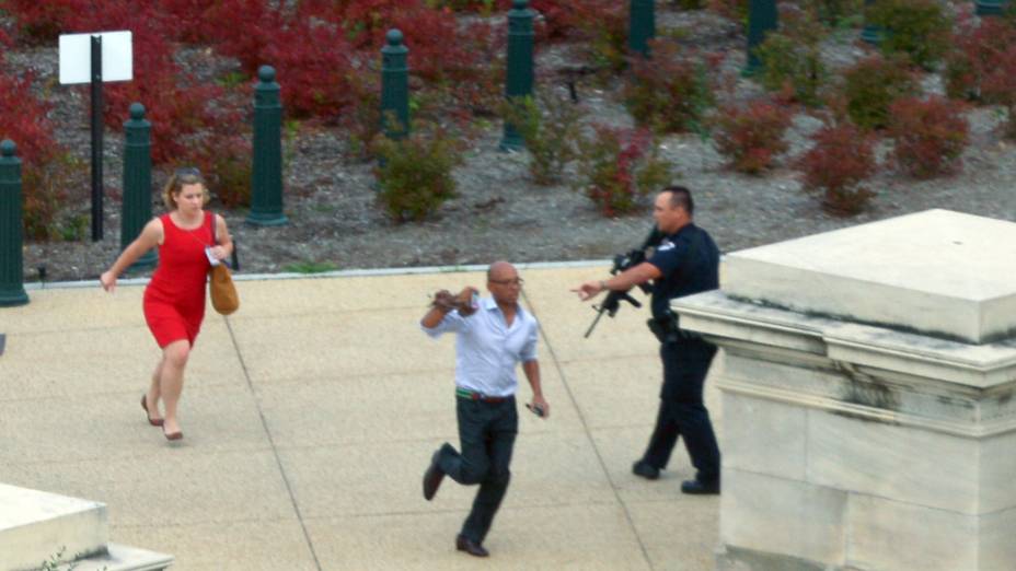 Pessoas correm para se proteger de tiros ouvidos perto do Capitólio, em Washington