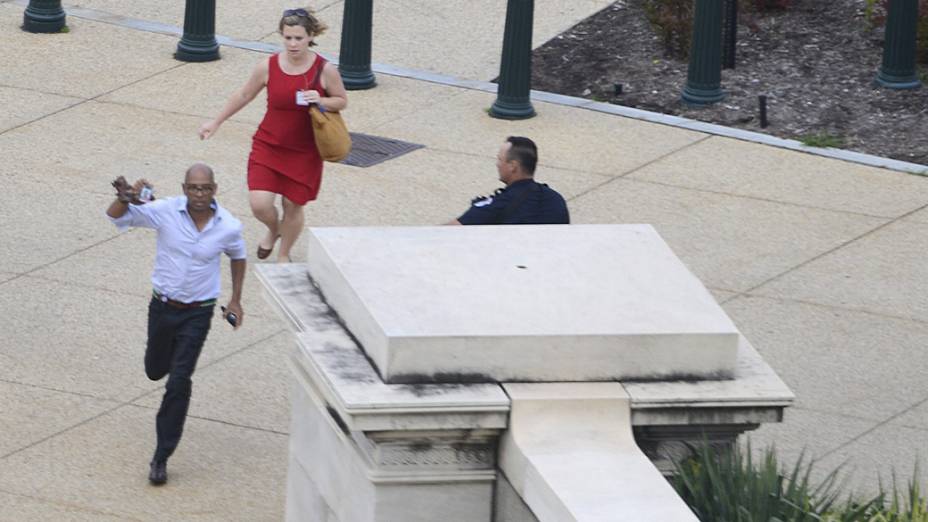 Pessoas correm em busca de abrigo depois de tiros serem ouvidos perto do Capitólio, em Washington